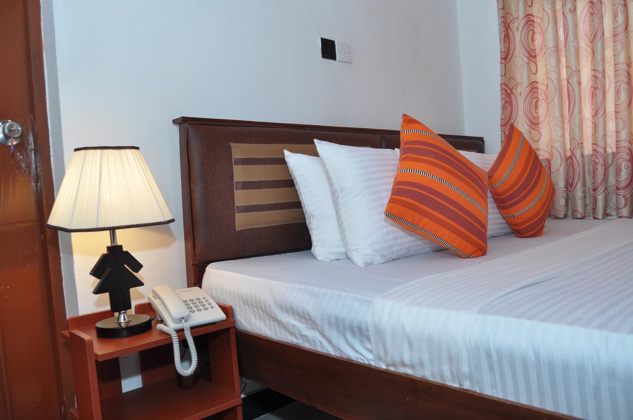 Guest Ryan Hotel 카투나야크 외부 사진